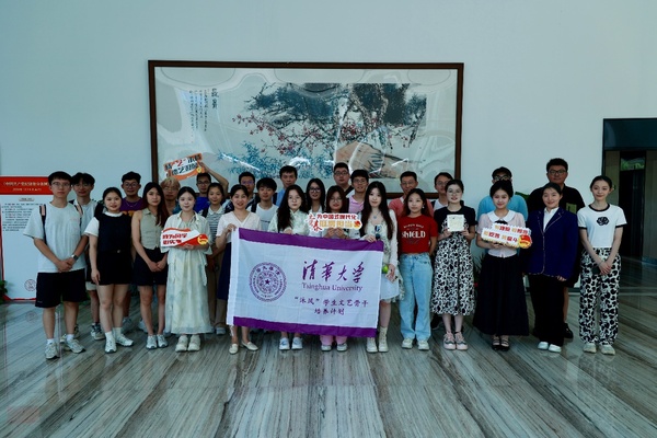 一群人站在地板上
中度可信度描述已自动生成